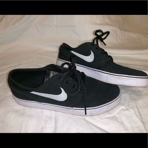 Black Nike Janoskis